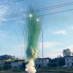 SK004G Сибирь Дневная батарея салютов «Лапша» зеленая 7*1,2 8/1 - Дневная батарея салютов